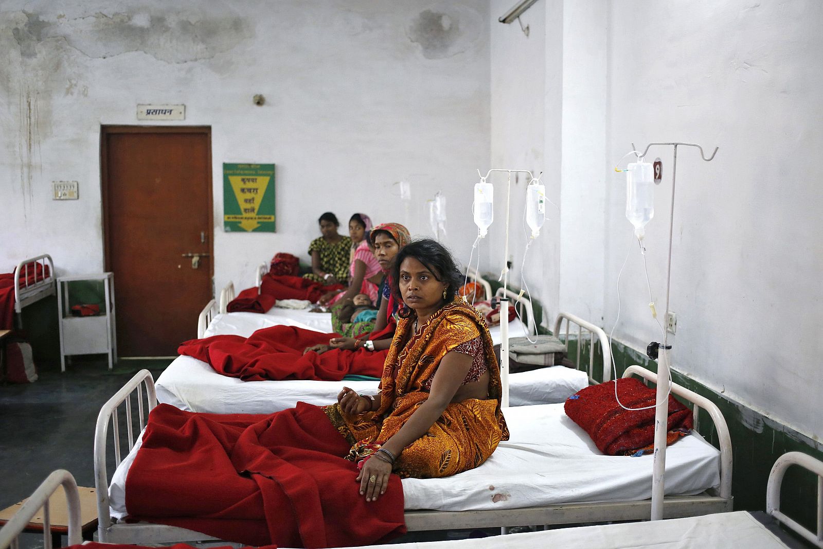 Algunas de las mujeres que se sometieron a la esterilización, ingresadas en un hospital de Bilaspur, en India