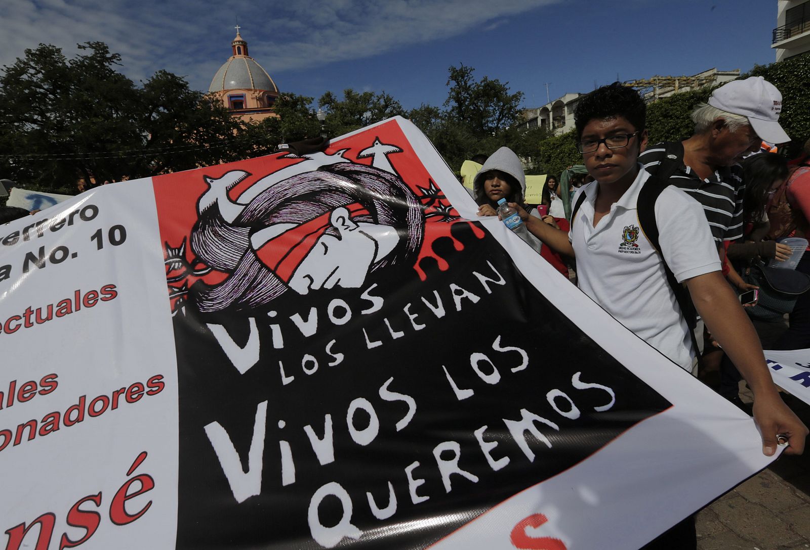 Un joven se manifiesta ante el palacio municipal de Iguala pra protestar por la desaparición de los 43 estudiantes.