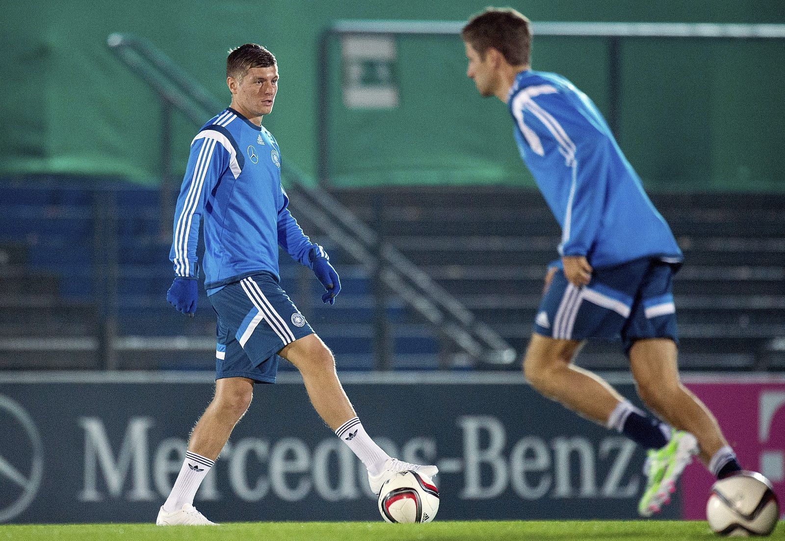 Los jugadores de la selección alemana de fútbol, Toni Kroos y Thomas Müller, entrenan con el equipo en Berlín.