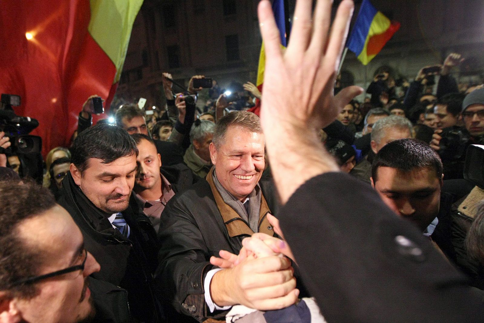 El candidato a la presidencia de Rumanía Klaus Iohannis se autoproclama ganador entre cientos de simpatizantes en Bucarest.