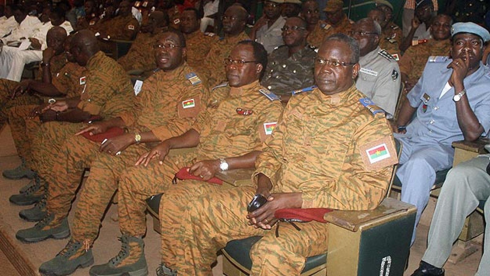 Mandos militares de Burkina Faso durante la firma del acuerdo de transición en Uagadugú, el 16 de noviembre