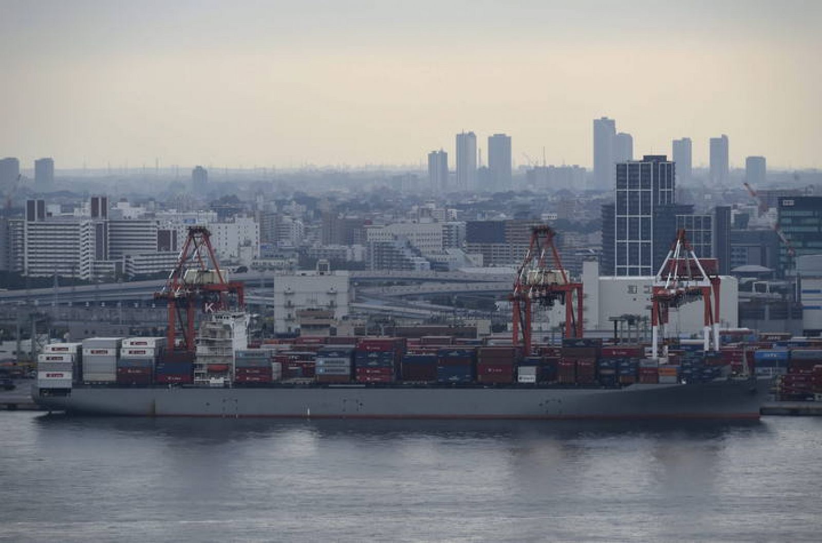 Un barco contenedor a la espera de descargar los contenedores que transporta en el puerto de Tokio