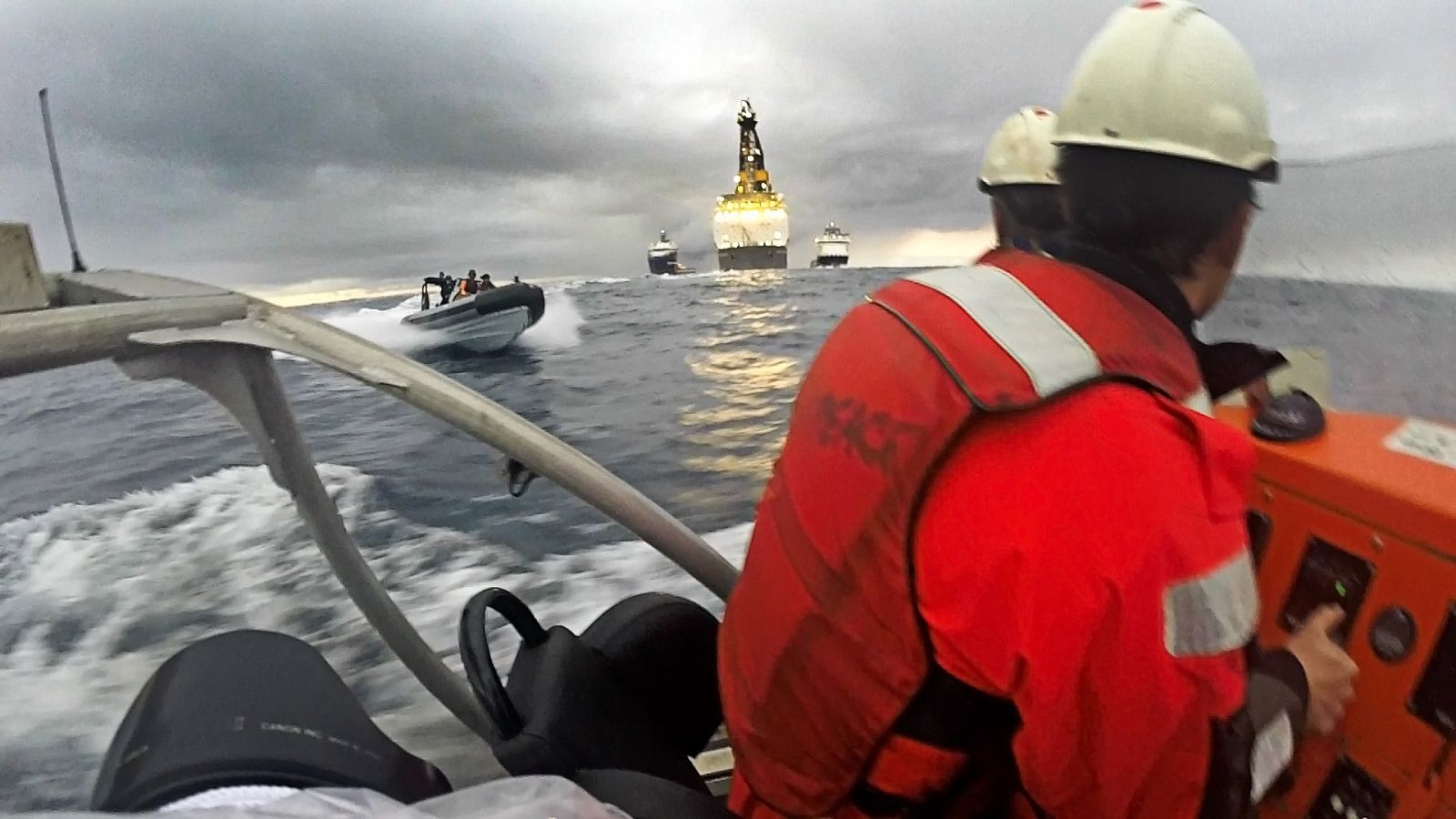 Una lancha de la Armada se acerca a otra de Greenpeace en una foto difundida por la ONG