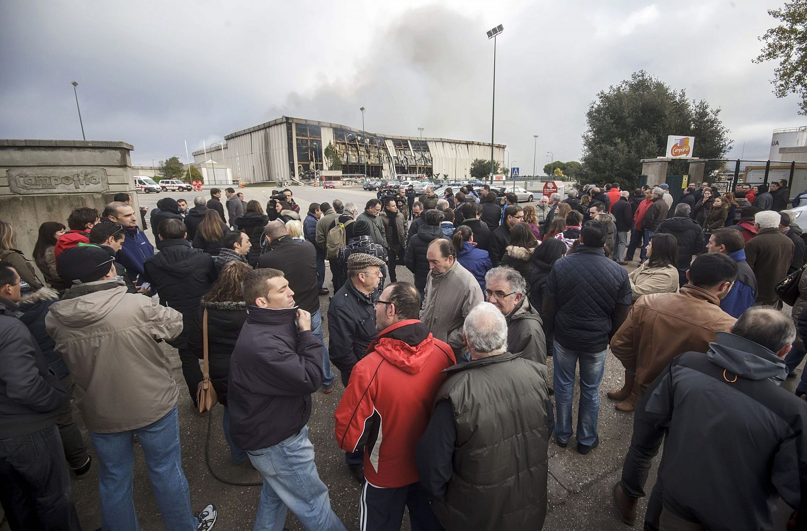 Varios trabajadores de Campofrío en el exterior de la planta quemada