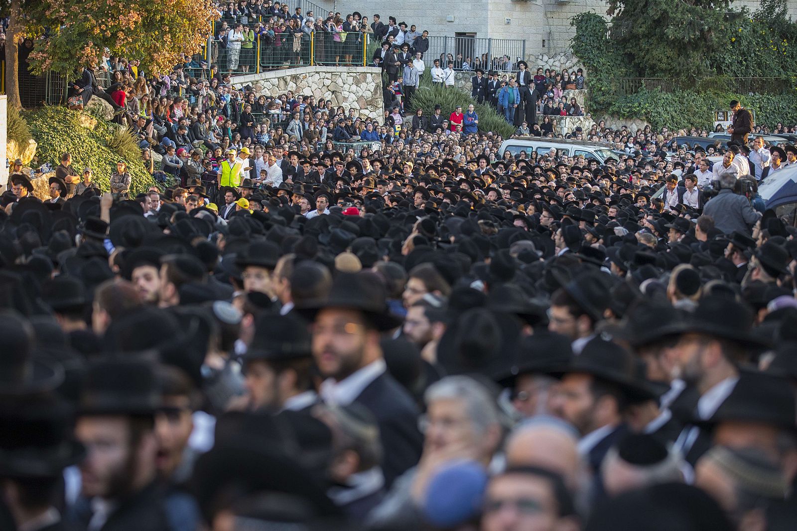 Ultraortodoxos judios durante los funerales de tres de las cuatro víctimas del ataque