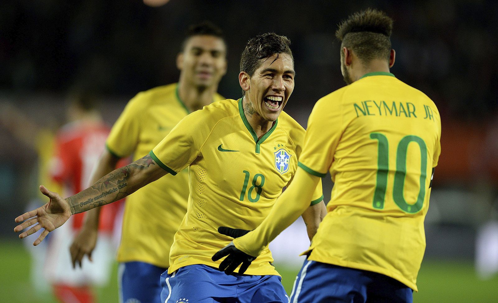 El centrocampista brasileño Firmino (i) celebra con Neymar su tanto ante Austria
