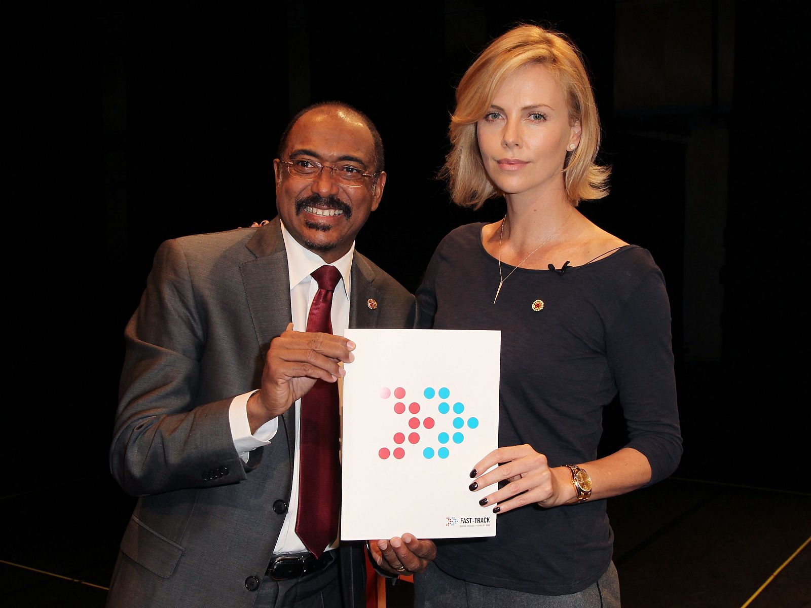 El director de la ONUSida, Michel Sidibe, y la actriz  Charlize Theron durante la presentación del informe 'Vía Rápida: acabar con la epidemia del SIDA en 2030'.