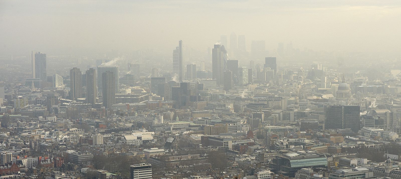 Vista aérea de Londres con niebla.