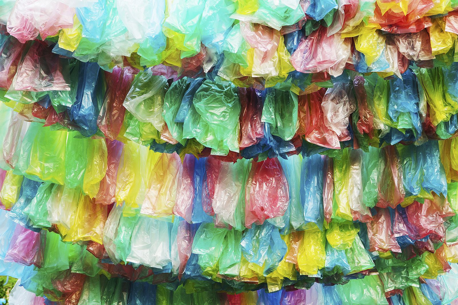 Bolsas de plástico de colores.