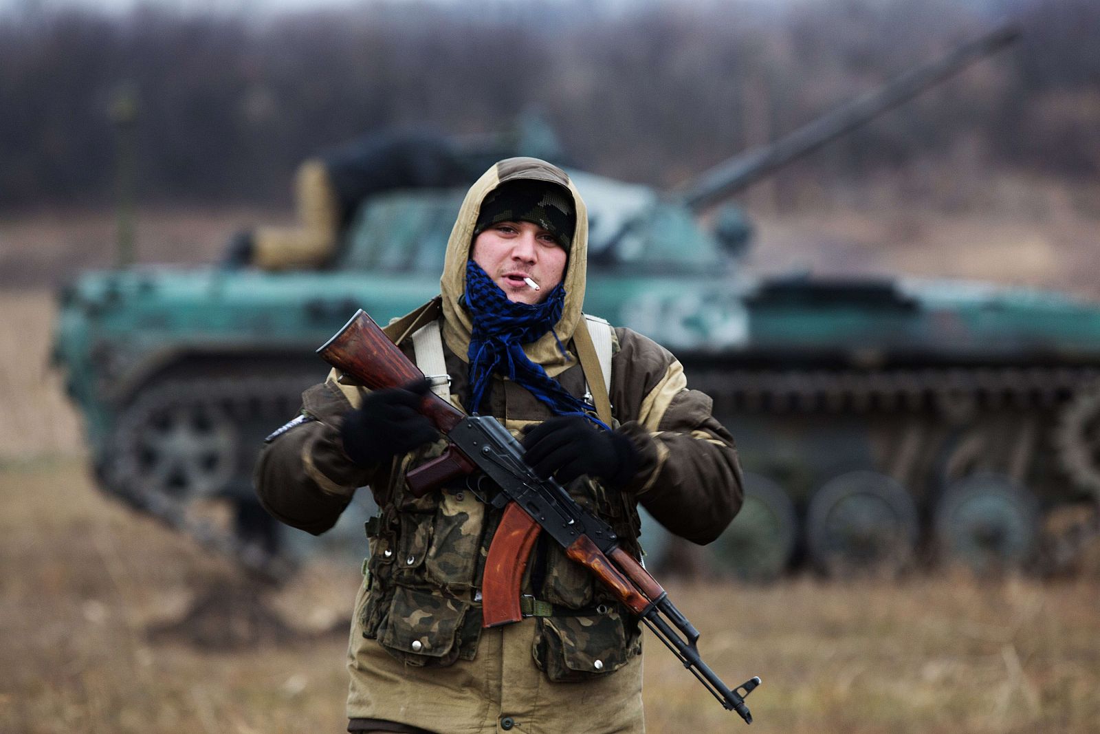 Miliciano prorruso con un kalashnikov en Ilovaisk, a 40 kilómetros al este de Donetsk.