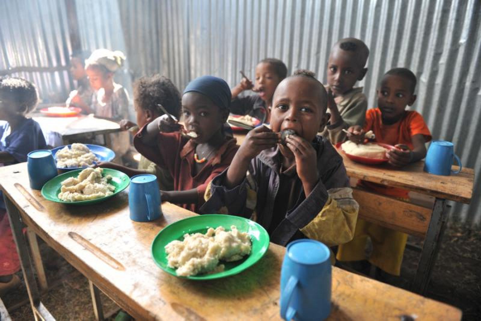 Las comidas escolares convencen a los padres de llevar a sus hijos al colegio, incluso en los momentos más difíciles.