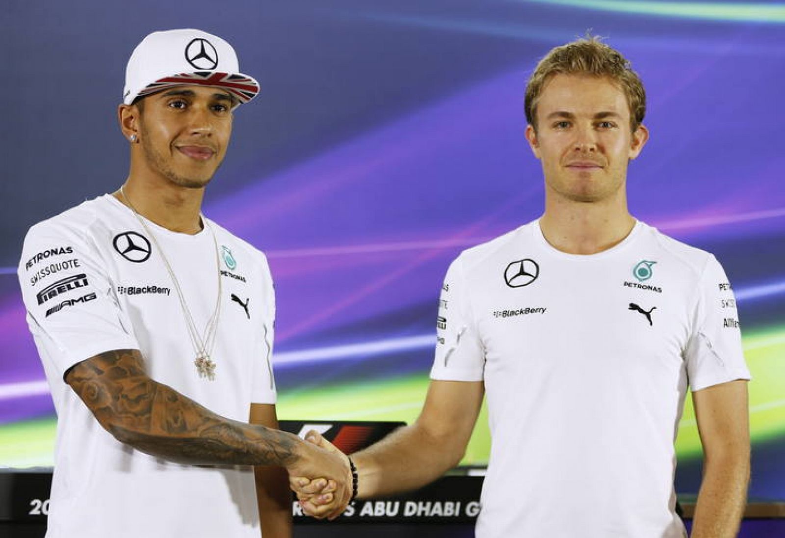 El piloto alemán de Mercedes Nico Rosberg (dcha) estrecha la mano a su compañero de equipo, el británico Lewis Hamilton