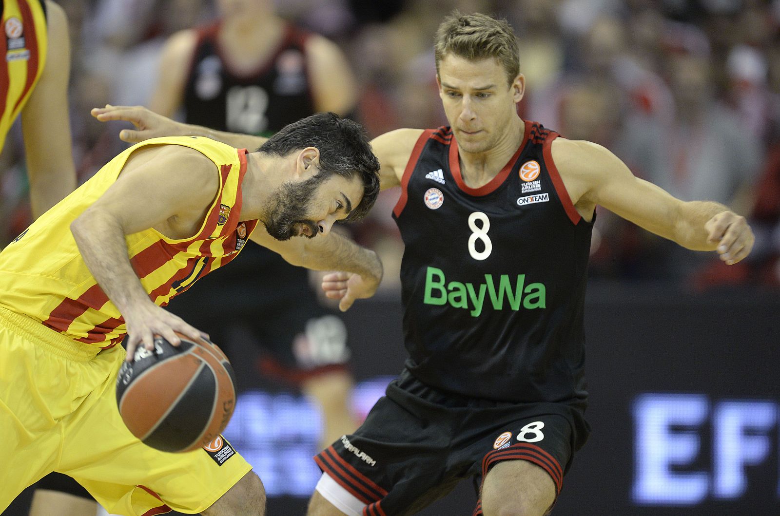 Juan Carlos Navarro, del Barcelona, frente al jugador del Bayern Heiko Schaffartzik