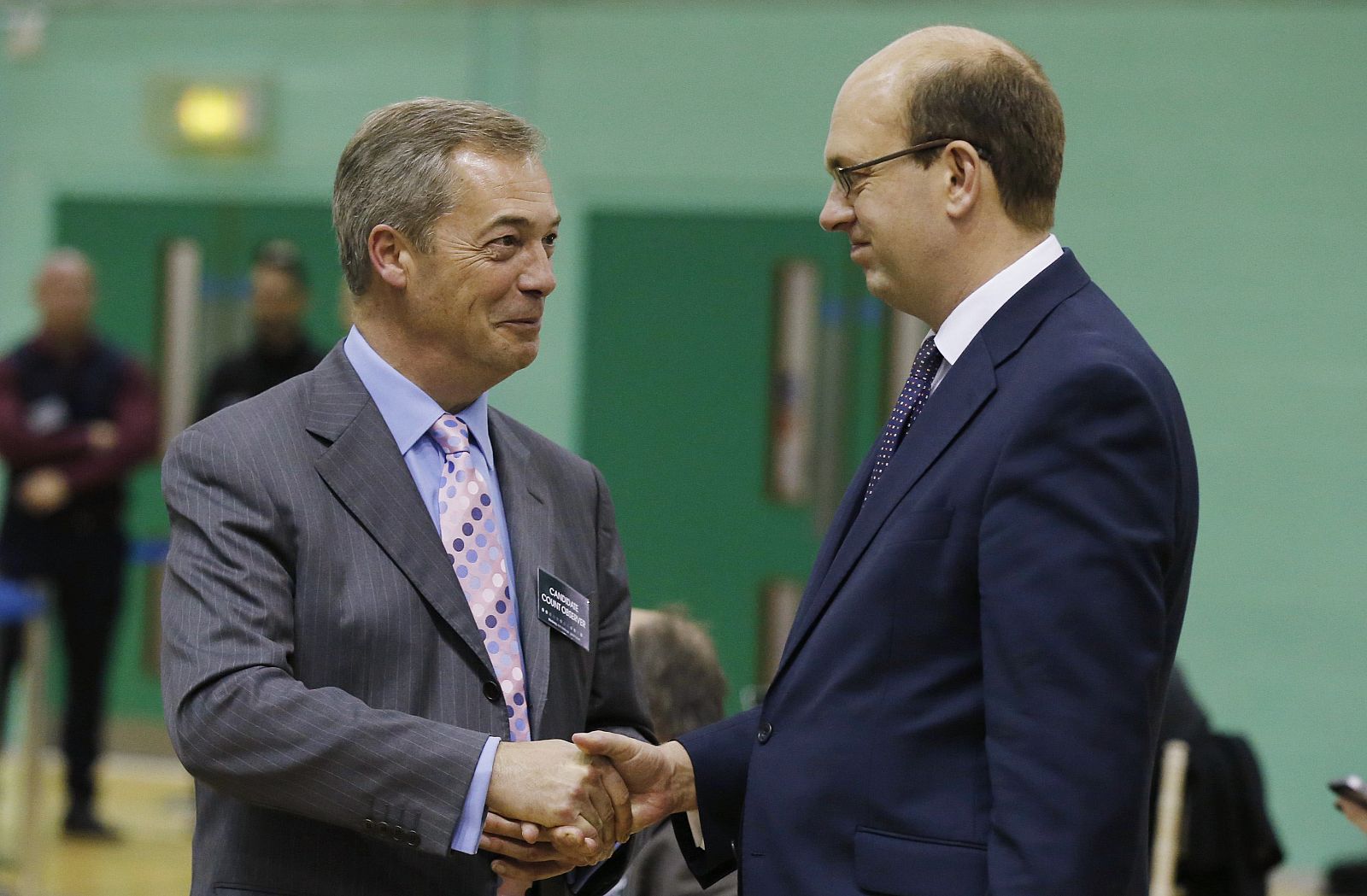 Nigel Farage, líder del UKIP, saluda al nuevo diputado de su formación, Mark Reckless, en Gillingham, Inglaterra