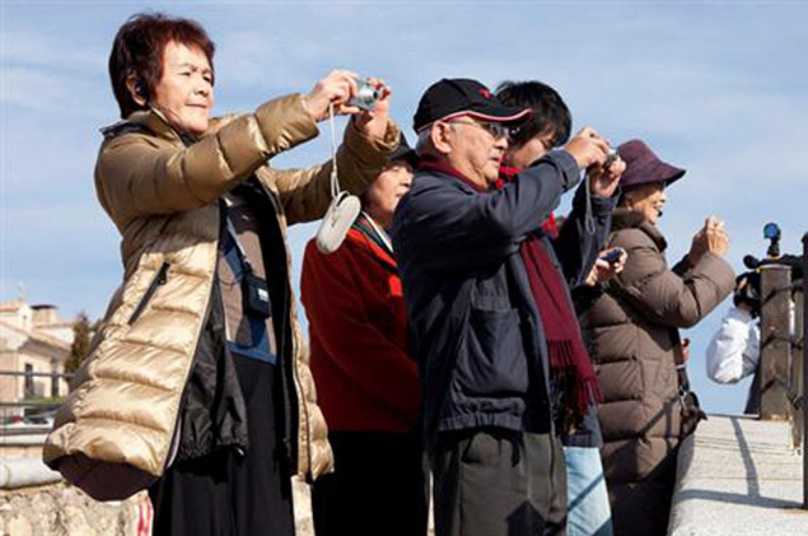 Varios turistas hacen fotografías durante una visita a España