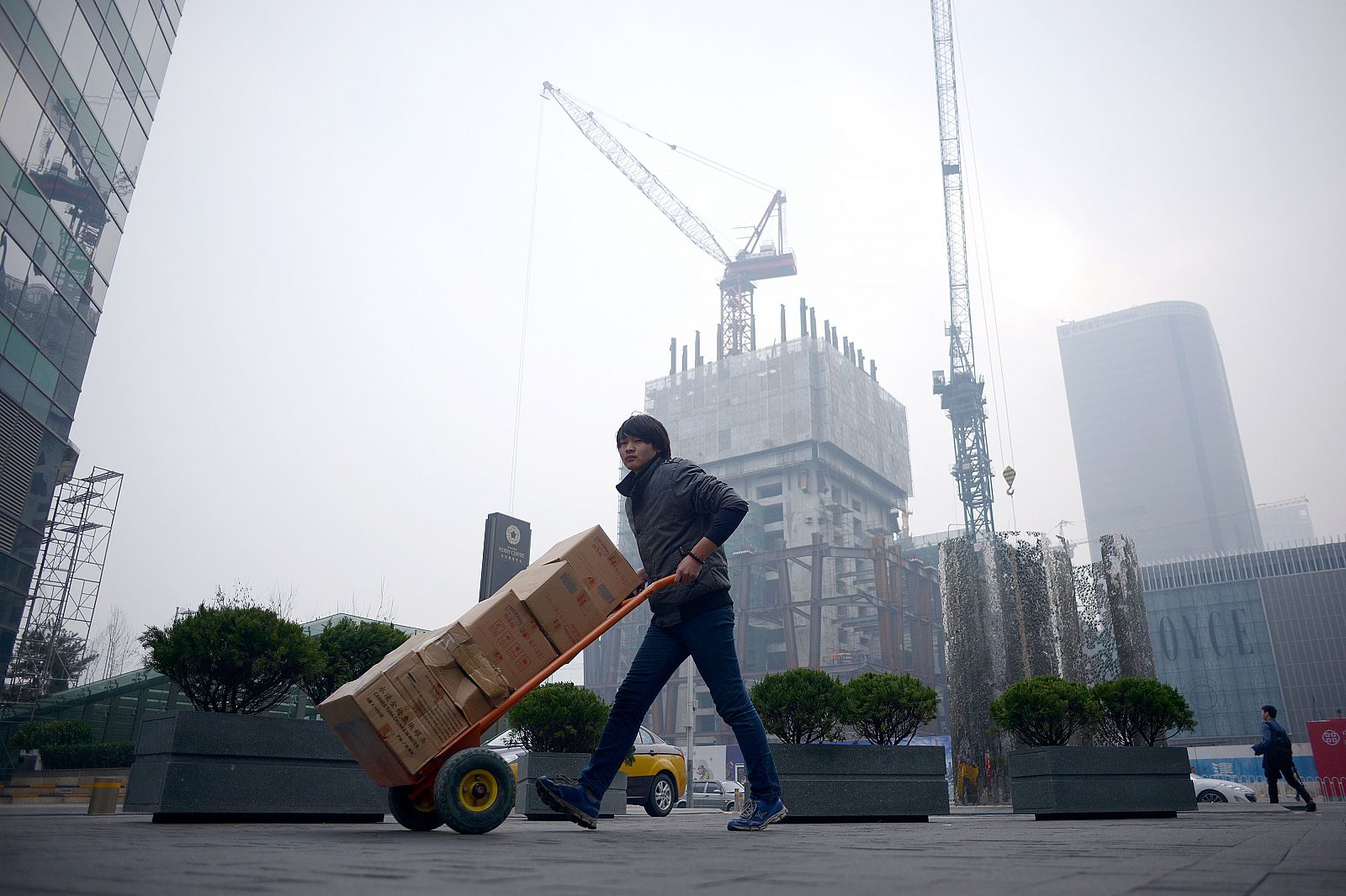 Un trabajador en las calles de Pekín