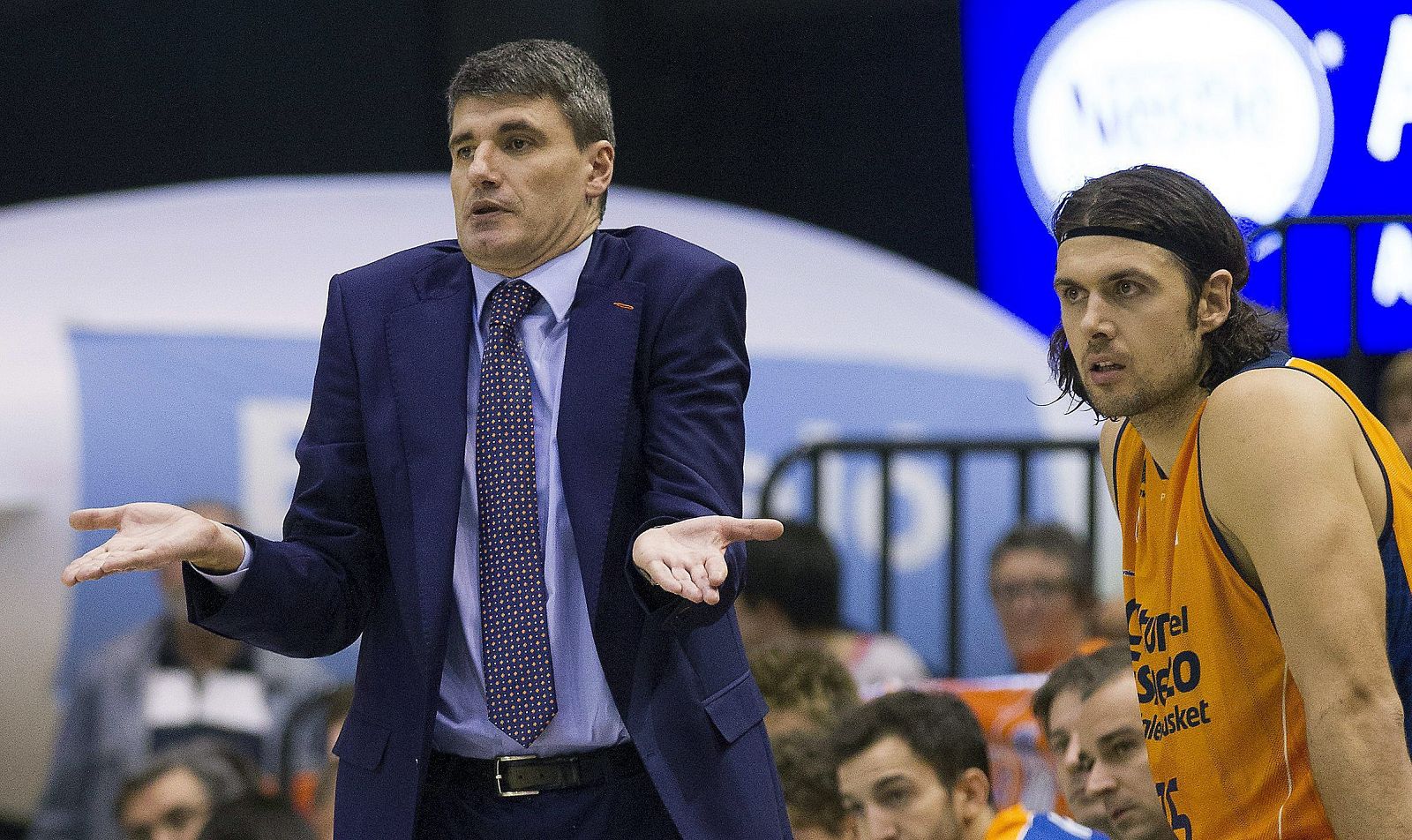 El entrenador del Valencia Basket, Velimir Perasovic junto al jugador croata, Kresimir Loncar