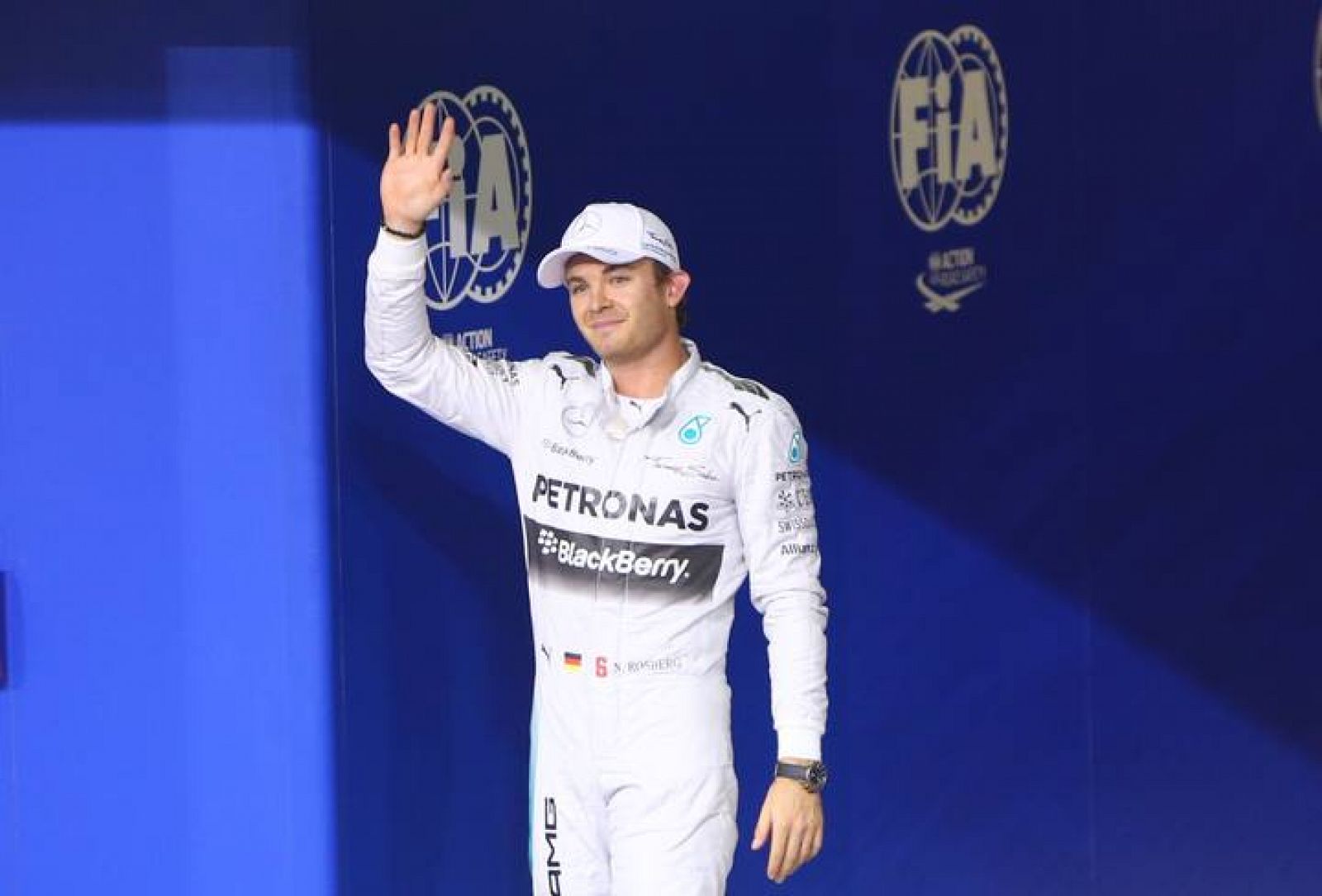 El piloto alemán Nico Rosberg celebra su 'pole' en Abu Dabi.