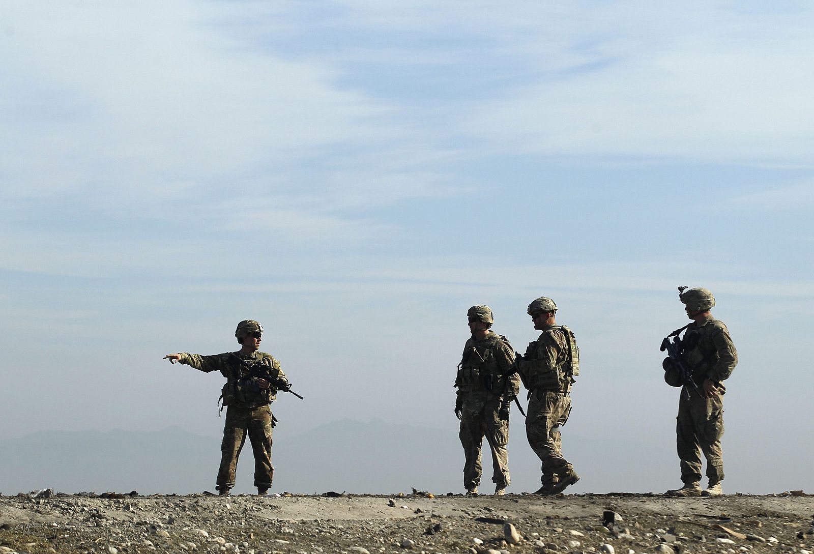 Tropas estadounidenses inspeccionan una zona en las afueras de Jalalabad tras un ataque suicida el 13 de noviembre
