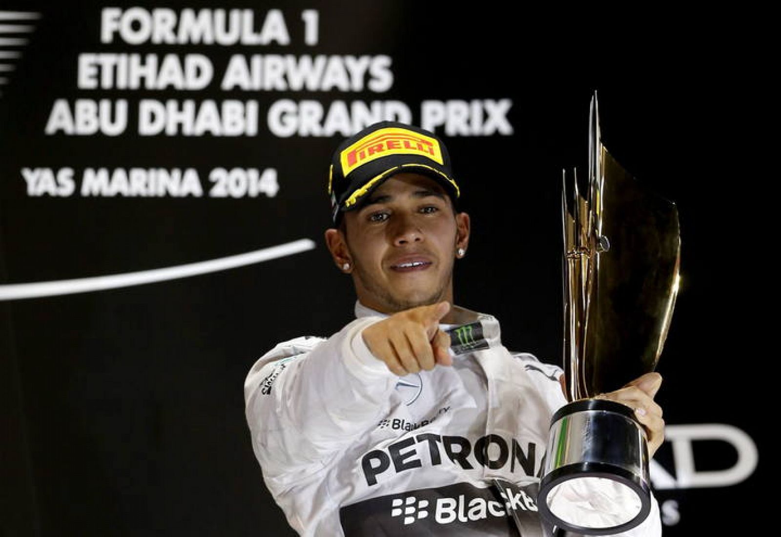 Lewis Hamilton celebra la victoria en el podio de Abu Dabi