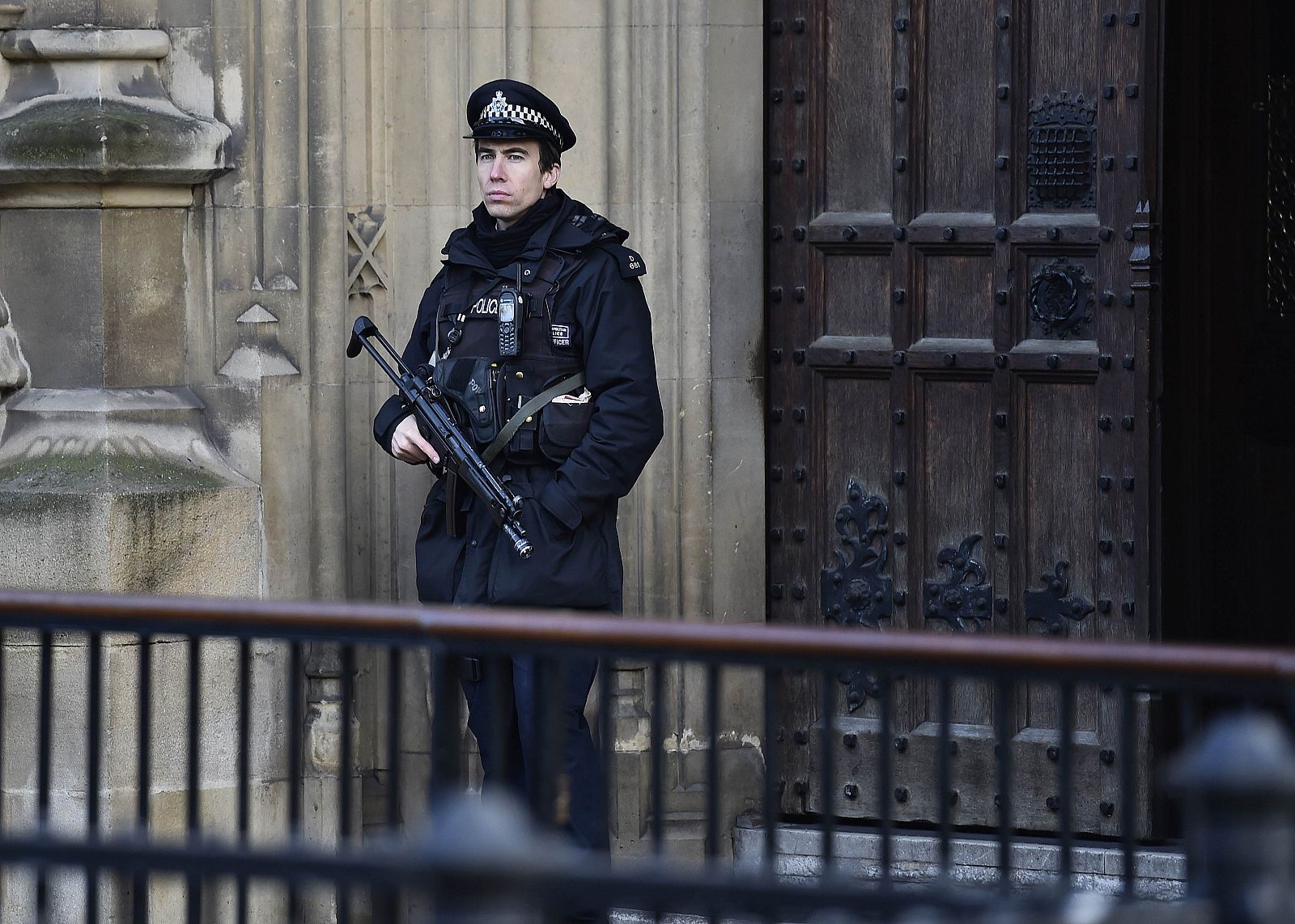 Policía monta guardia en el Parlamento de Londres