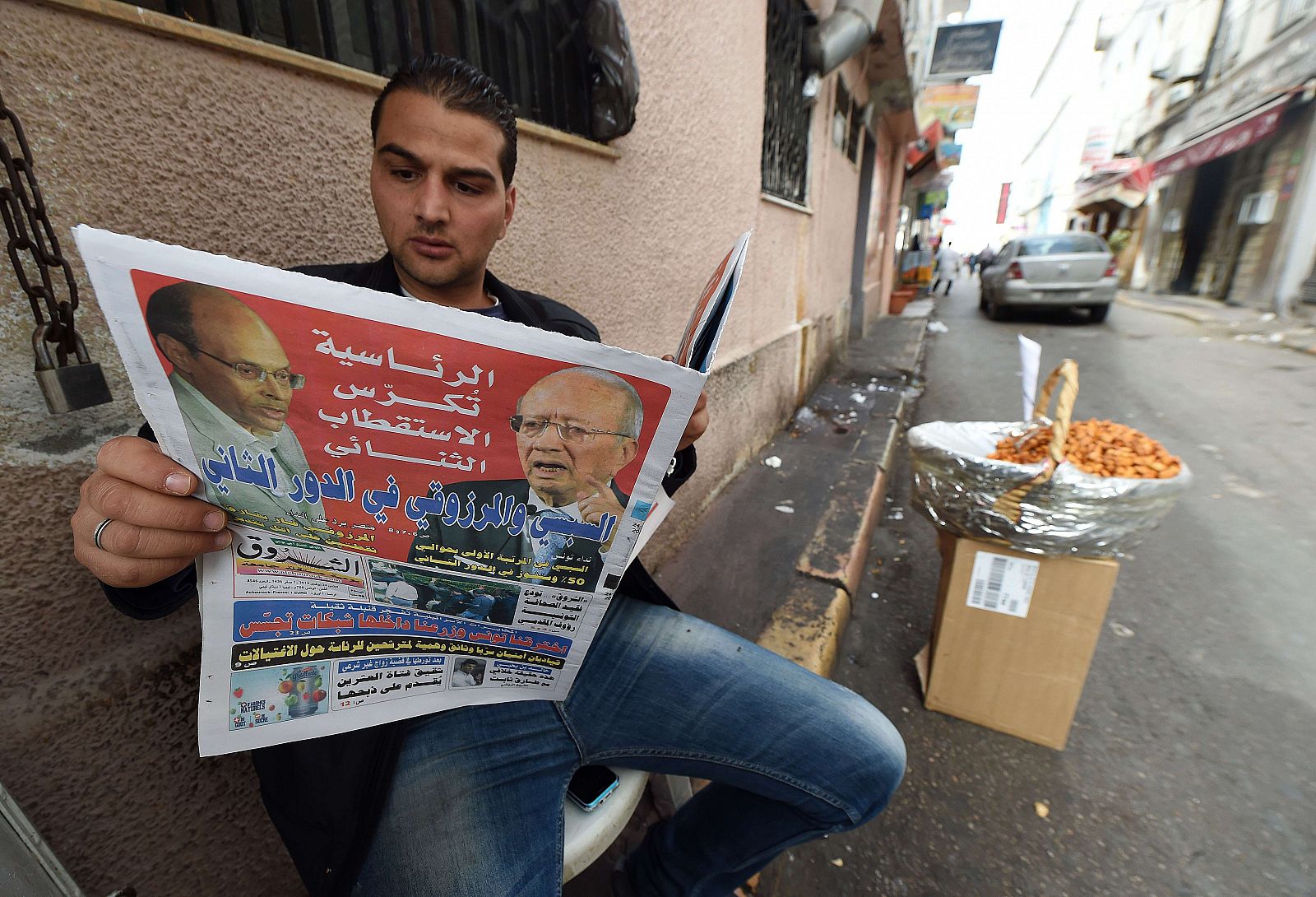 Un vendedor tunecino lee el periódico el día después de las elecciones presidenciales