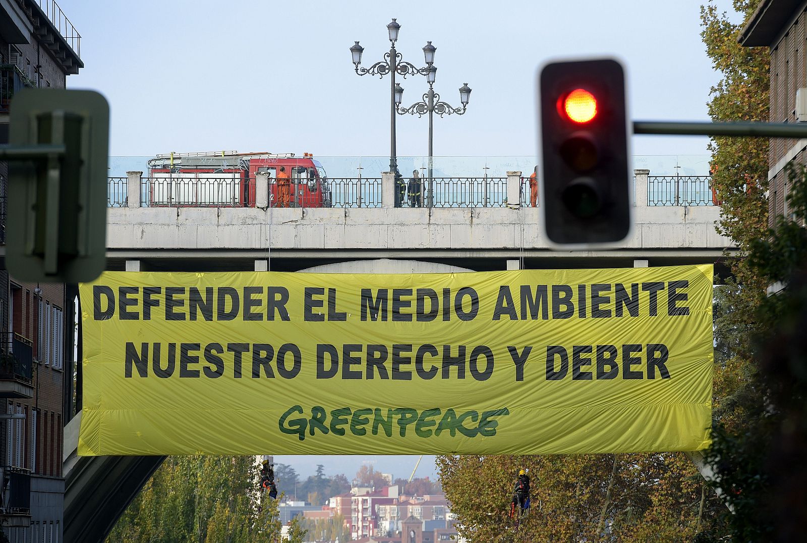 Pancarta de Greenpeace en el Viaducto de la calle de Bailén de Madrid.