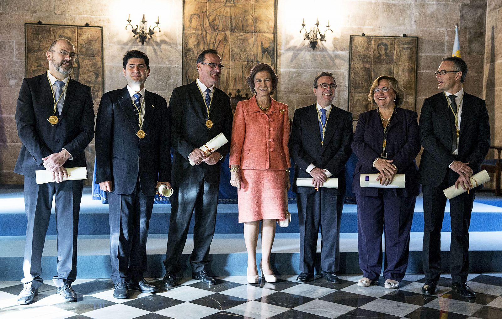 La reina Sofia posa con los galardonados con los Premios Rey Jaime I de Investigación 2014.