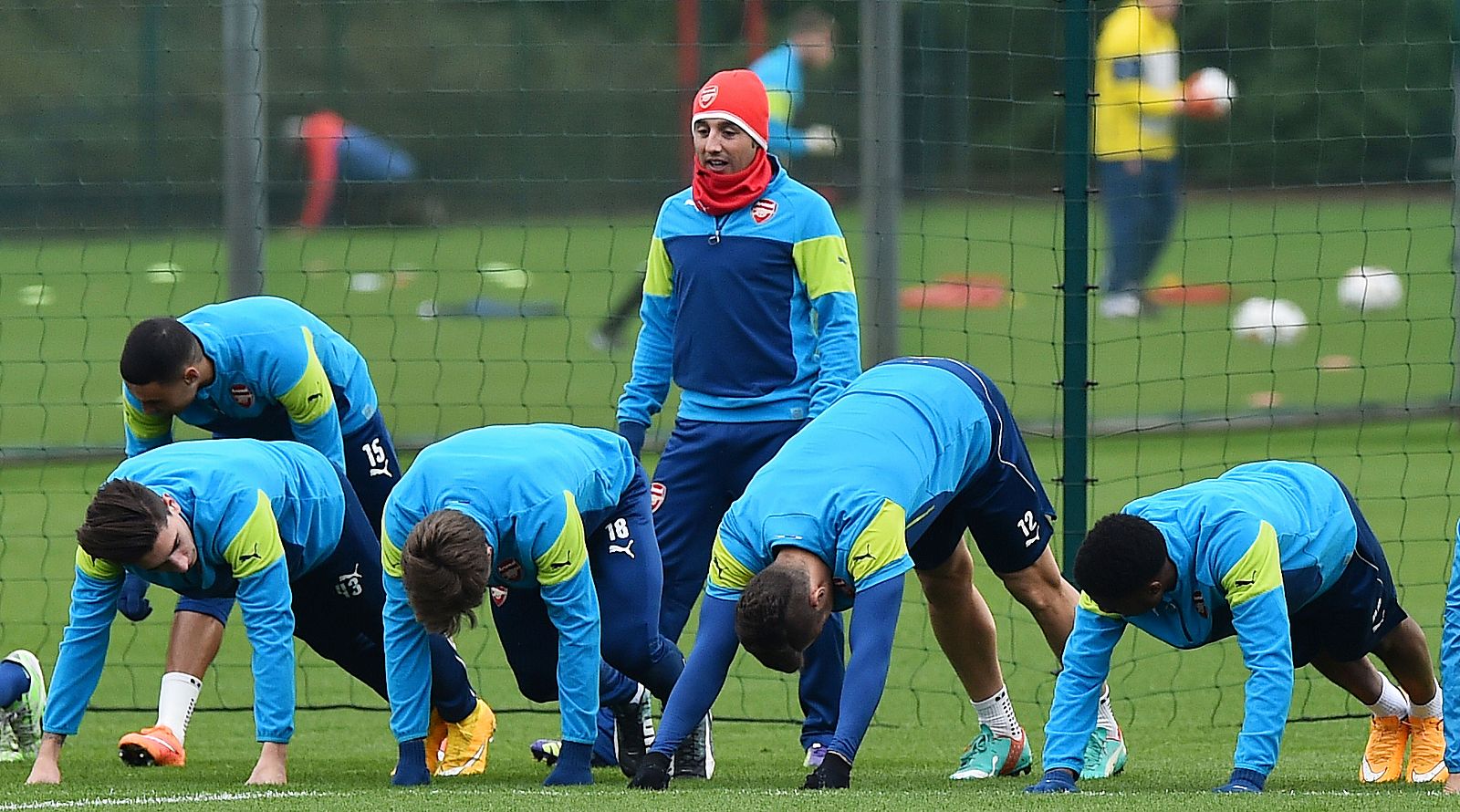 Santi Cazorla se ejercita junto a sus compañeros del Arsenal durante un entrenamiento.