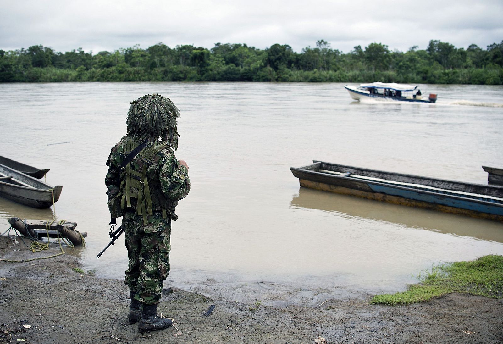 Un soldado colombiano inspeciona el río Atrato, en el departamento de Choco