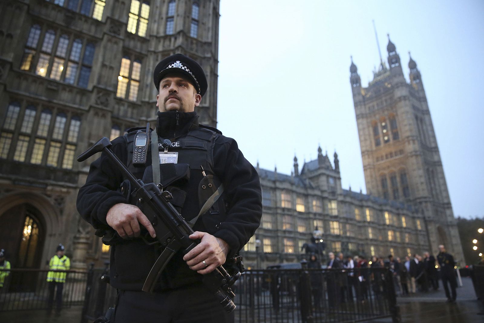 Un agente de Policía armado hace guardia frente a la sede del Parlamento británico.