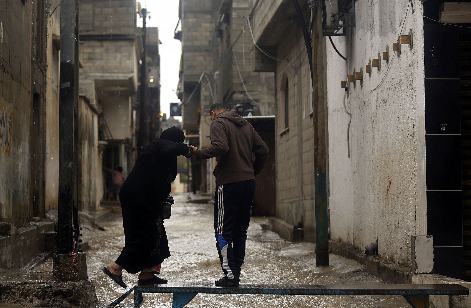 Palestinos intentan salvar una calle inundada en la ciudad de Gaza, el 27 de noviembre