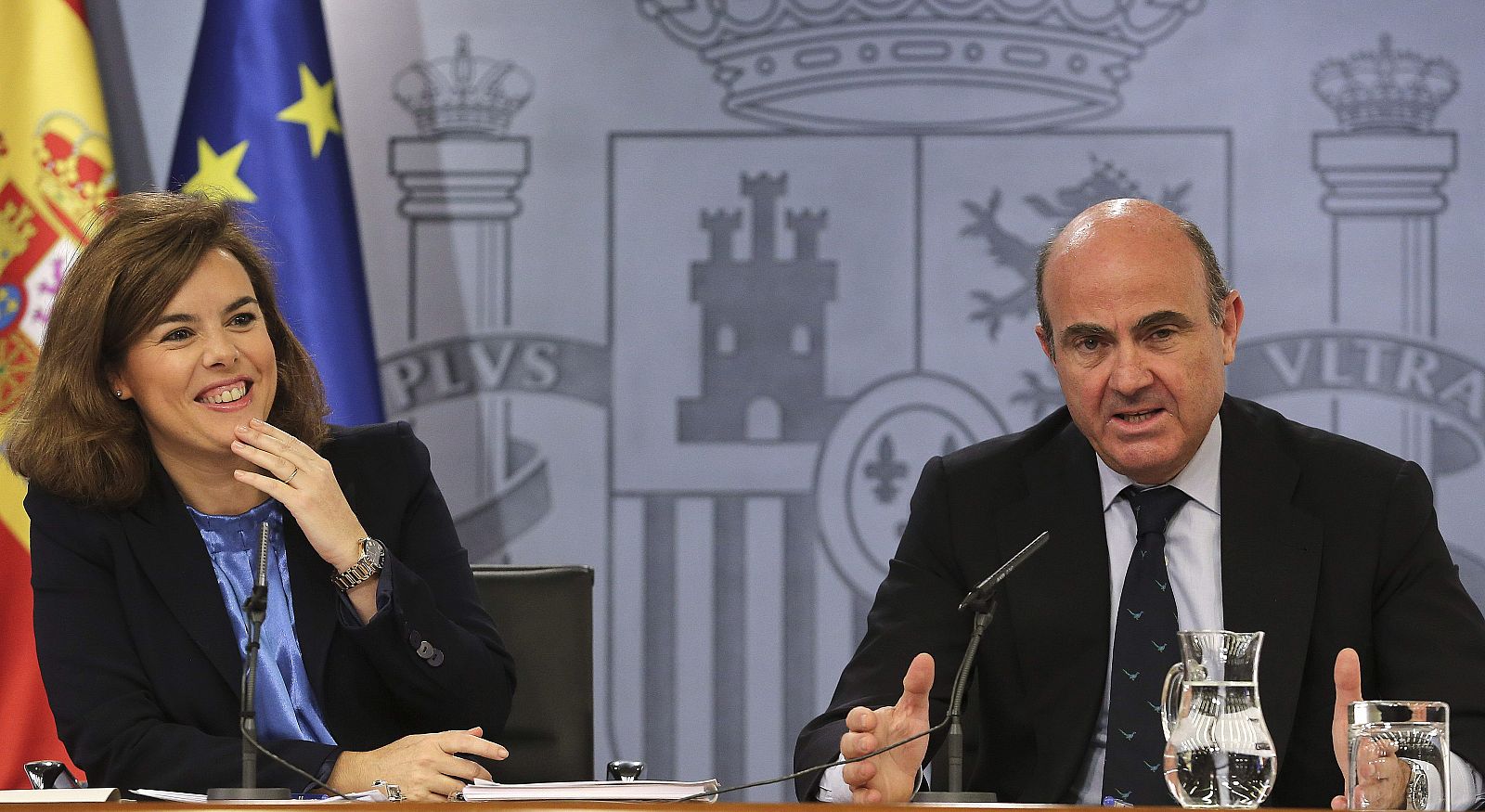 La vicepresidenta del Gobierno, Soraya Sáenz de Santamaría, y el ministro de Economía y Competitividad, Luis de Guindos