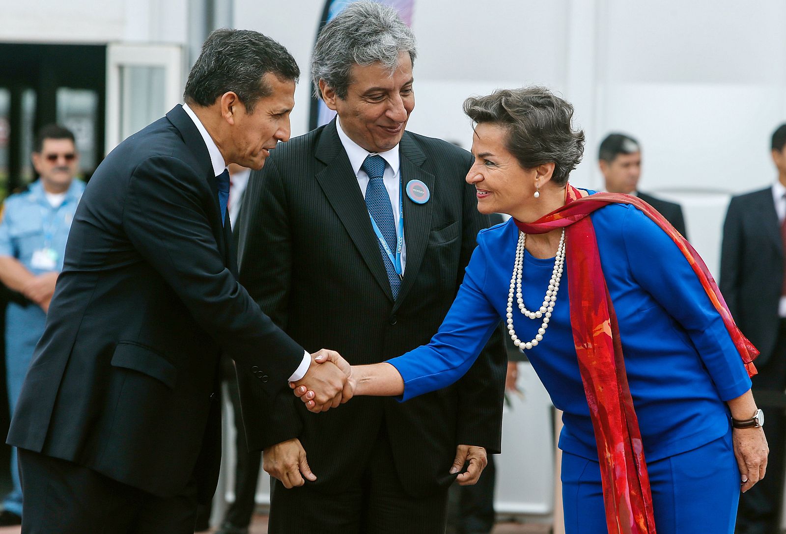 El presidente de Perú, Ollanta Humala, estrecha la mano a la secretaria ejecutiva de la Convención de la ONU sobre el cambio climático, Christiana Figueres.