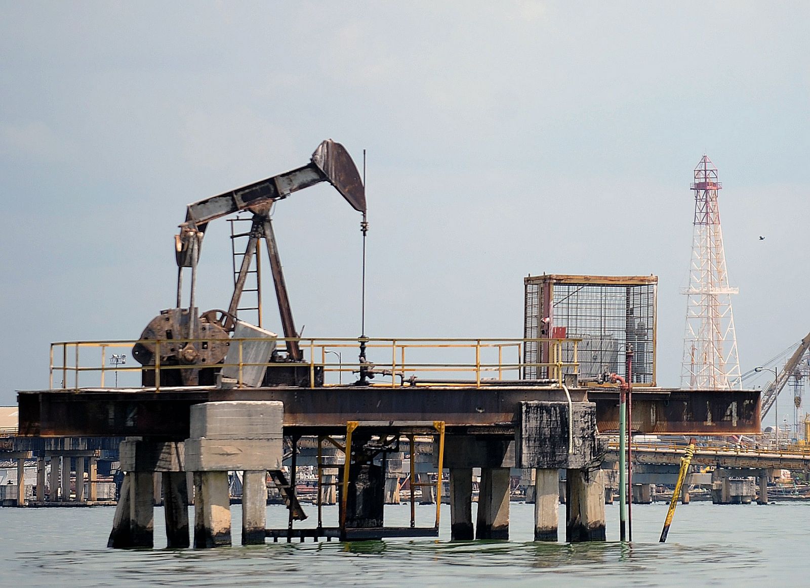 Imagen de una plataforma petrolífera en Venezuela