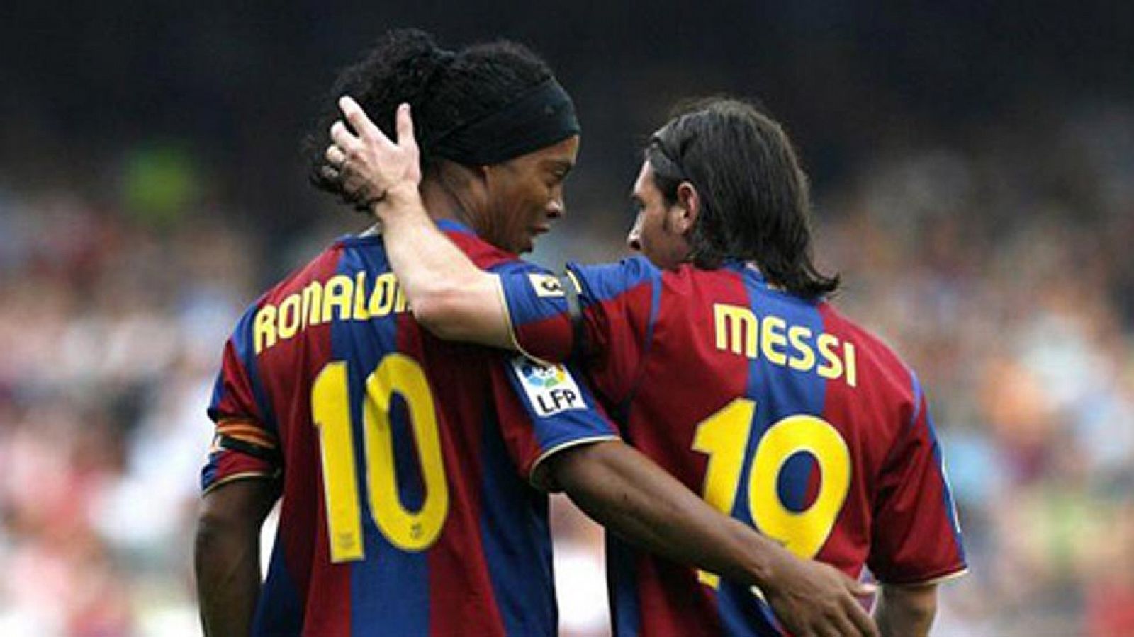Ronaldinho y Messi durante un partido del Barcelona.