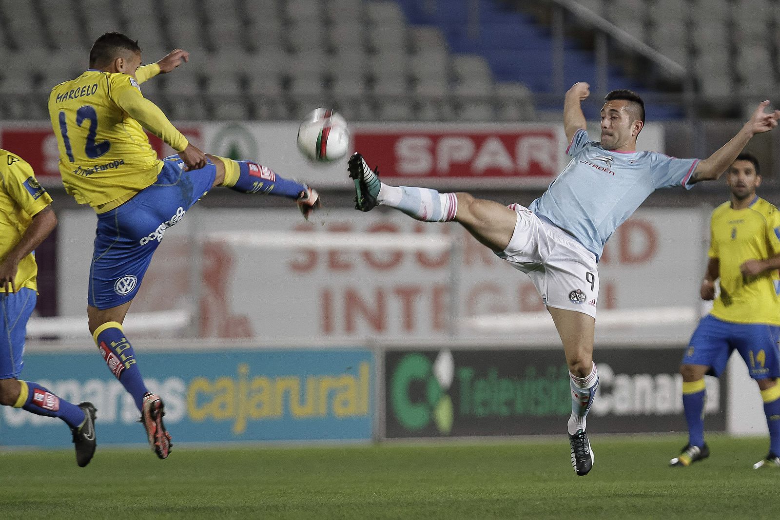 El defensa uruguayo, Marcelo Silva (i), lucha el balón con el brasileño Charles durante el partido.