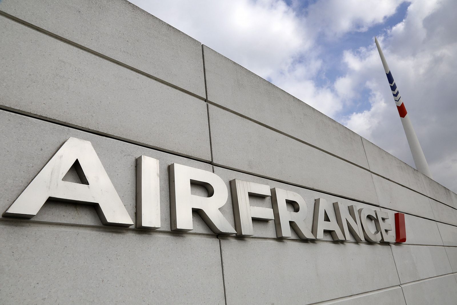 Logo de Air France en su sede en el aeropuerto Charles de Gaulle, cerca de París