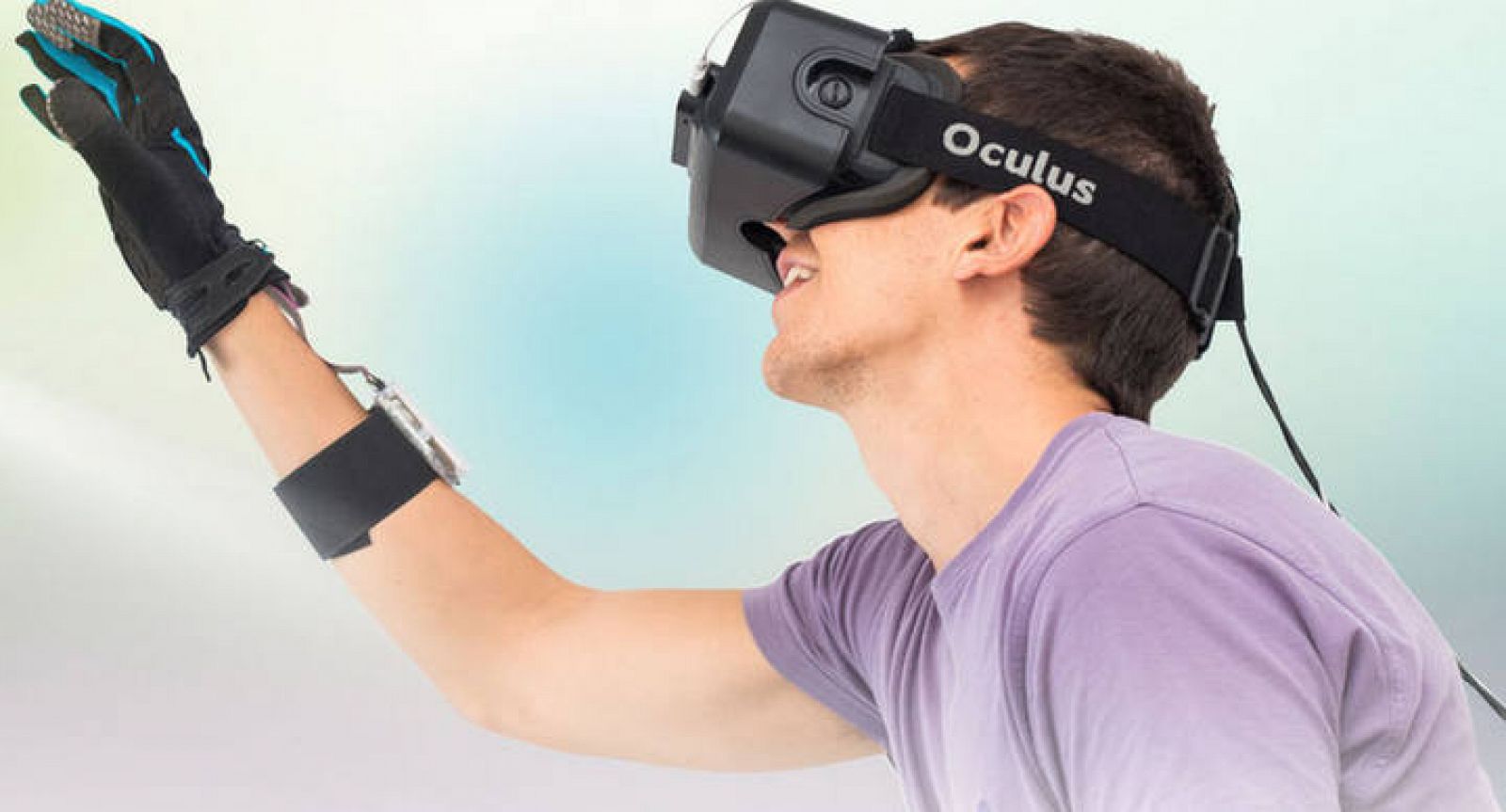 El guante GloveOne se puede combinar con unas gafas de realidad virtual.