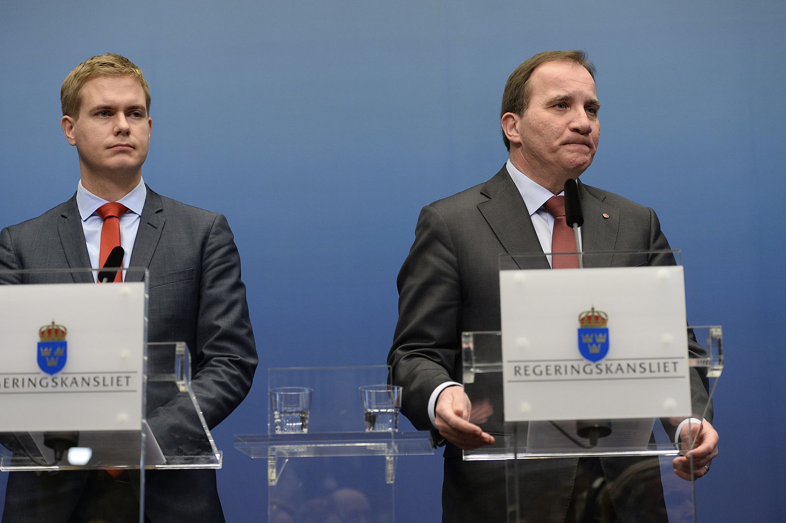 El primer ministro sueco, Stefan Lofven (a la derehca), anuncia junto a su socio de gobierno la convocatoria de elecciones anticipadas.