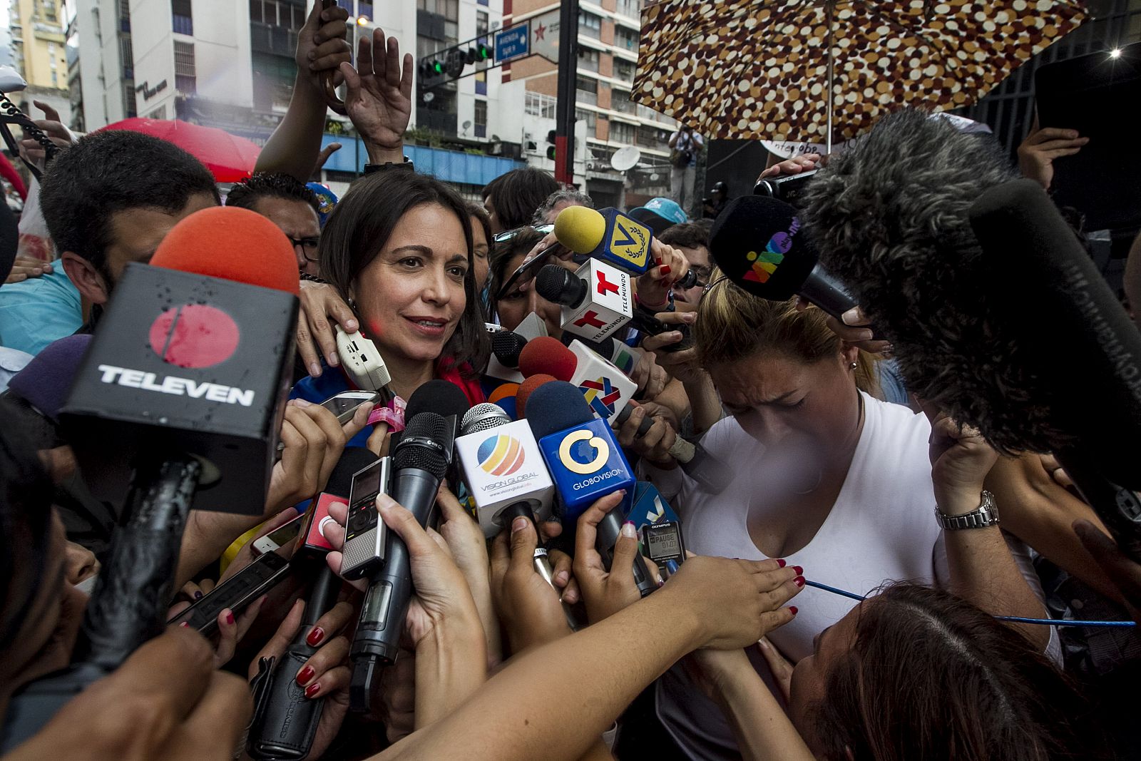 María Corina Machado, rodedada de periodistas en las inmediaciones del Ministerio Público en Caracas, este miércoles.