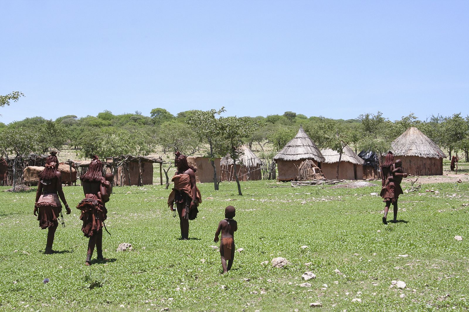 Habitantes de un poblado himba, en Namibia.