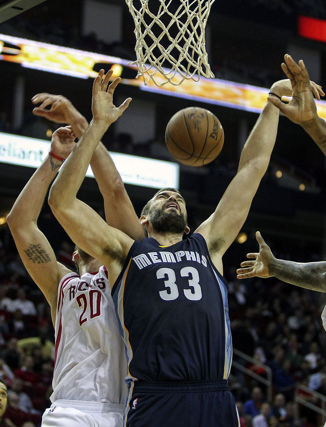 El jugador español de Memphis Grizzlies Marc Gasol, intenta capturar un rebote.