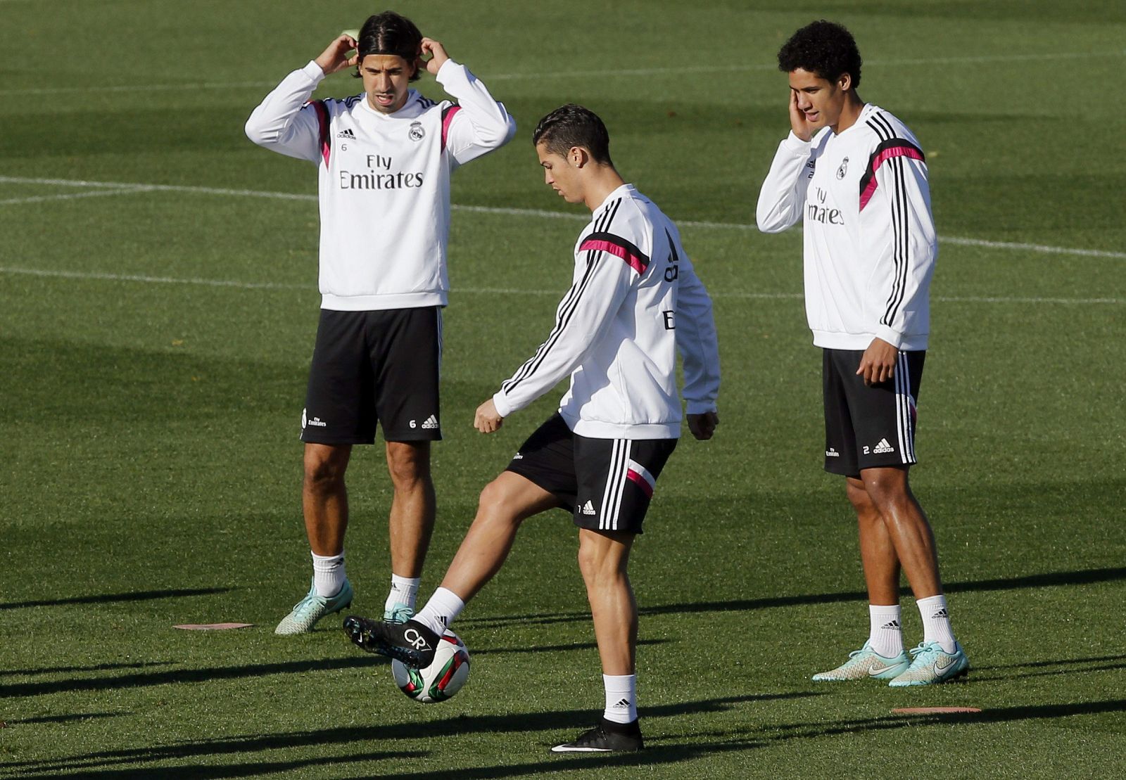 Los jugadores del Real Madrid Sami Khedira (i), Cristiano Ronaldo (c) y Raphael Varane (d)