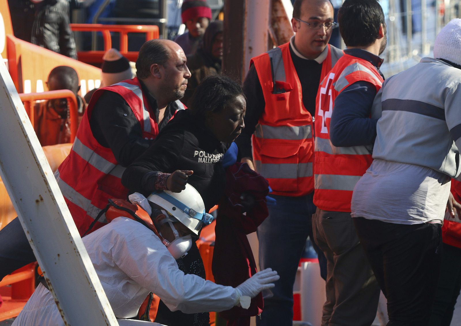Varios de los inmigrantes rescatados de la patera llegan a Almería