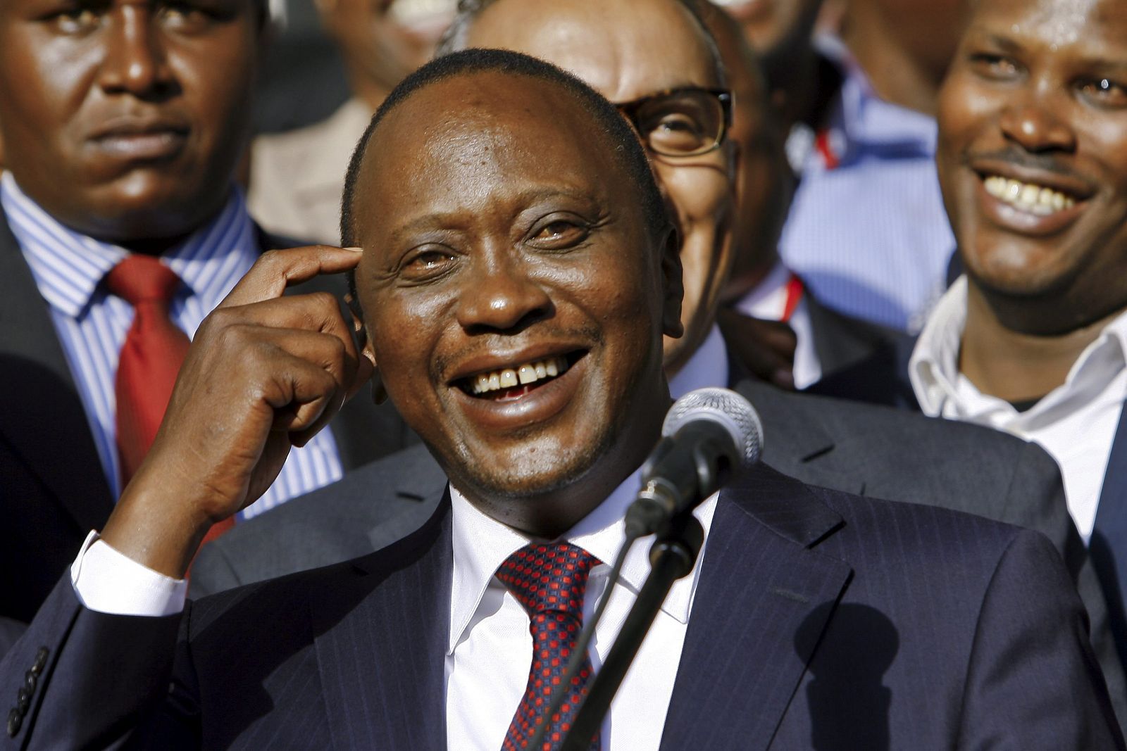 Foto de archivo del presidente de Kenia, Uhuru Kenyatta, tras ganar las elecciones presidenciales de 2013