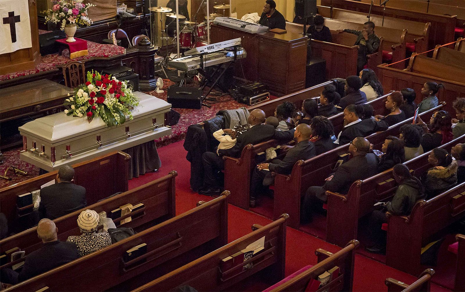 Familiares y amigos de Gurley asisten al funeral que se ha celebrado en la iglesia baptista de Brooklyn, Nueva York.