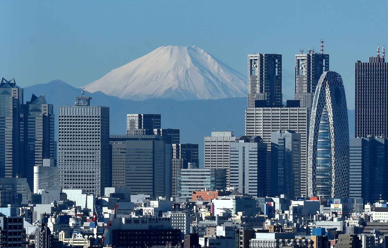 Vista del distrito financiero de Tokio con el monte Fuji, la montaña más alta del país, al fondo.