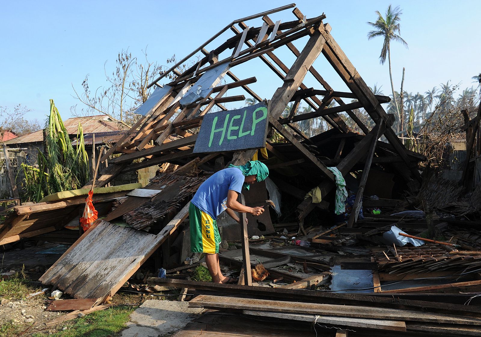 Efectos del tifón Hagupit a su paso por Filipinas.