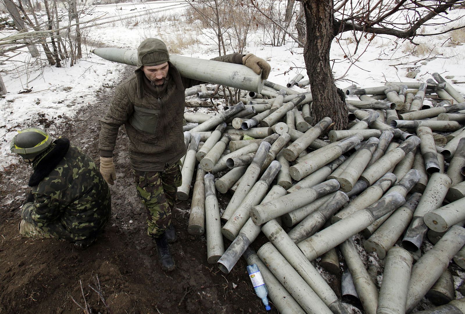 Artilleros del Ejército ucraniano en Pisky, región de Donetsk, este de Ucrania